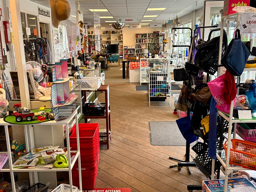 Genbrugsbutik med tøj, kurve og brugte ting