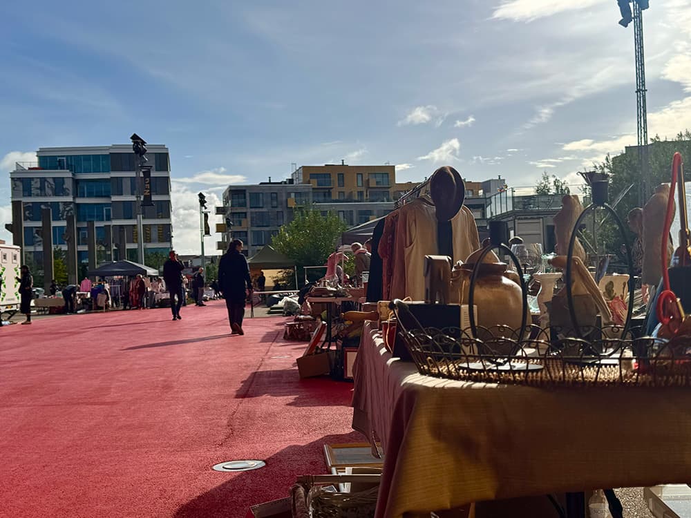Loppemarked med boder under åben himmel